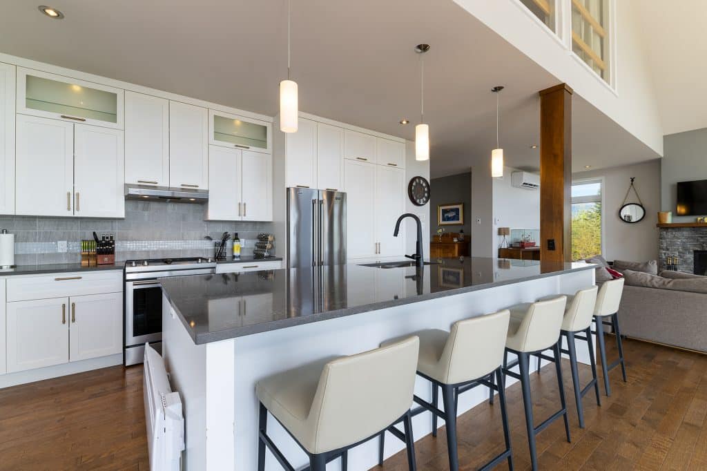 Cuisine moderne et équipée du chalet La Panoramique avec électroménagers en acier inoxydable