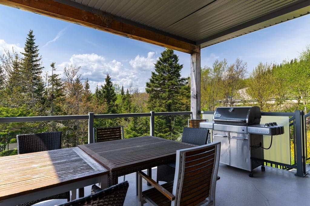 Galerie couverte avec mobilier de jardin au chalet La Panoramique