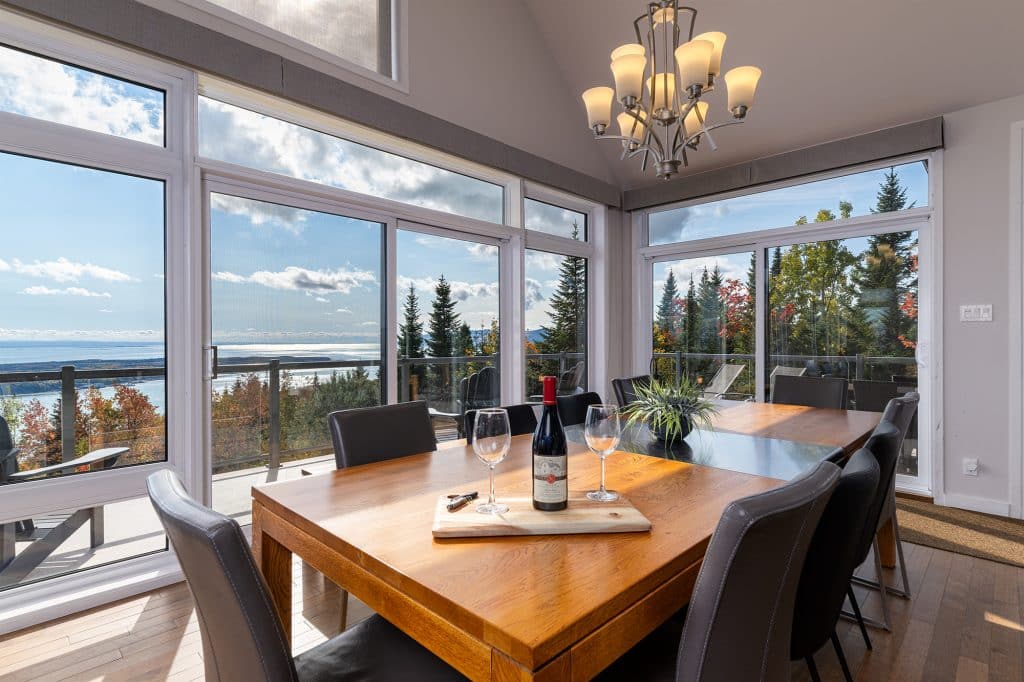 Salle à manger avec table pour 12 personnes et vue panoramique sur le fleuve