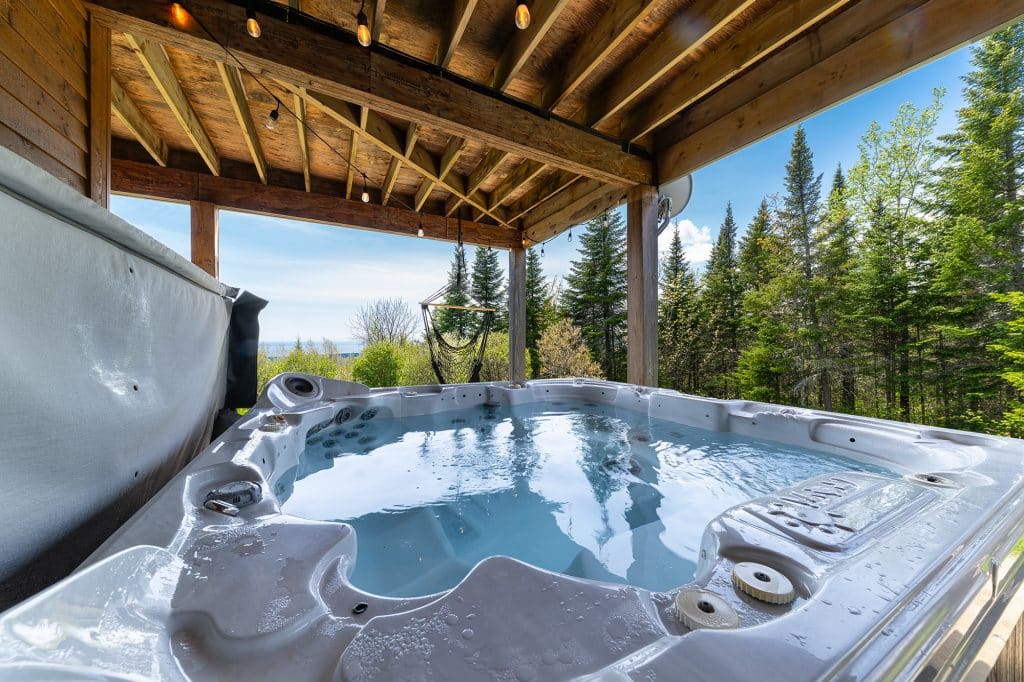 Spa extérieur privé au chalet La Panoramique avec vue sur le fleuve