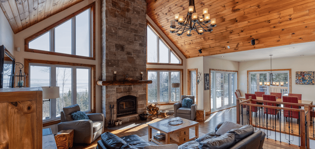 alon chaleureux du chalet Cœur de Bois avec foyer et canapés confortables